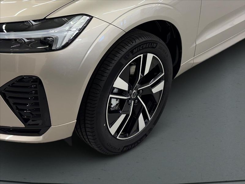 Volvo XC60 2,0  B5 Plus Dark - fotka 6 z 15