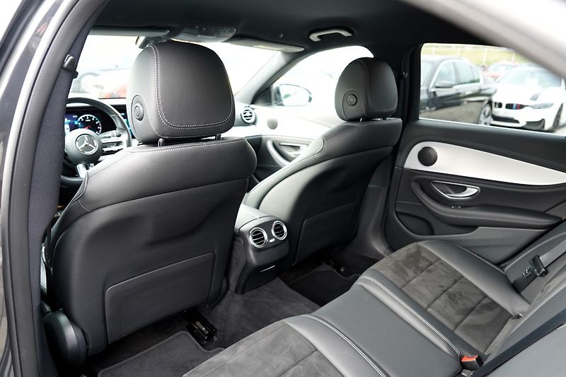 Mercedes-Benz Třídy E E 200 4Matic AMG/LED/360/ČR - fotka 33 z 44