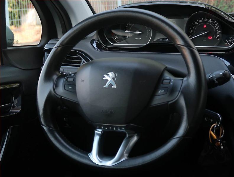 Peugeot 208 (2017) 1.2 PureTech, Tempomat - fotka 15 z 16
