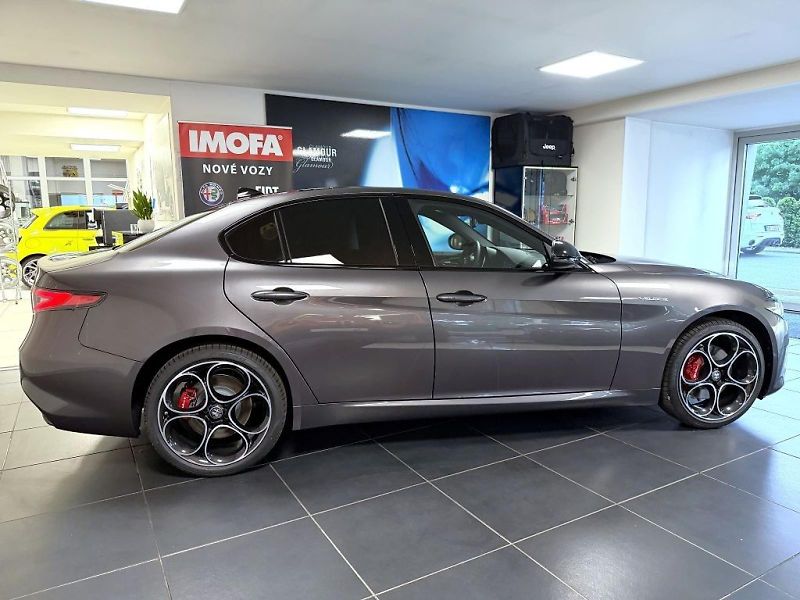 Alfa Romeo Giulia (2026) 2.0T 280k AT8 ZF Q4 4x4 Veloce - fotka 4 z 22