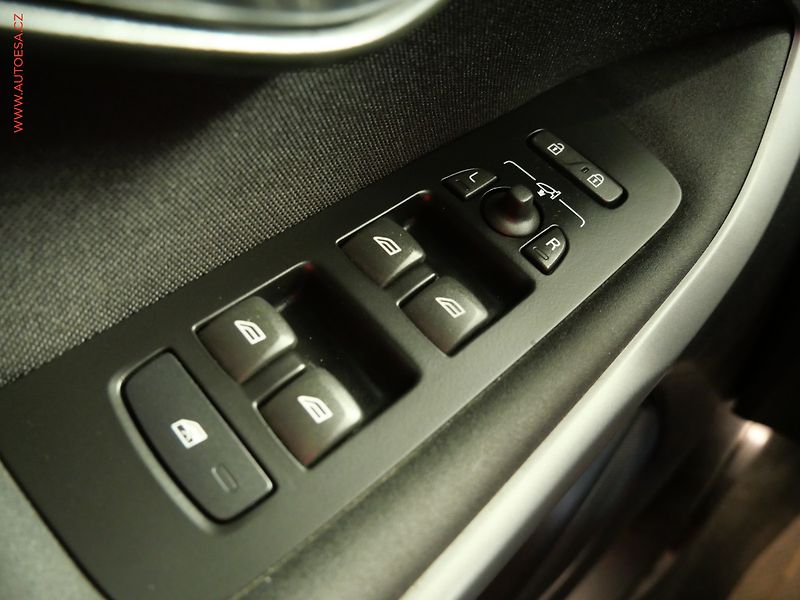 Volvo V40 (2018) 2.0D, ČR, servis.kniha, AT - fotka 14 z 20