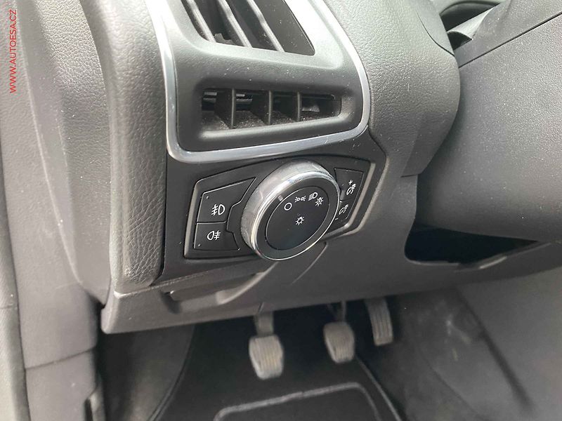 Ford Focus (2012) 1.6 TDCi, AC, xenon - fotka 15 z 17