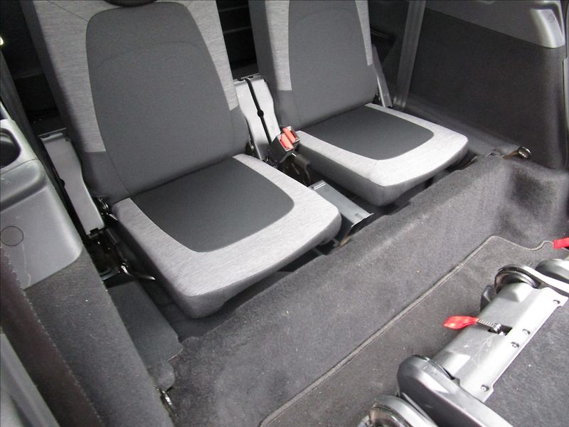 Citroën Grand C4 Picasso 2.0HDi aut. Klima, 7 míst - fotka 36 z 50