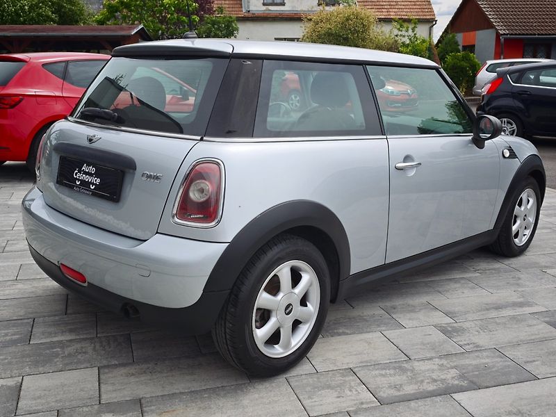 Mini Cooper (2009) ONE 1,4i 70Kw - fotka 5 z 25