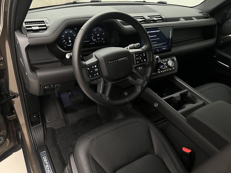 Land Rover Defender 110 D300 X-DYNAMIC SE 1. maj. - fotka 4 z 45