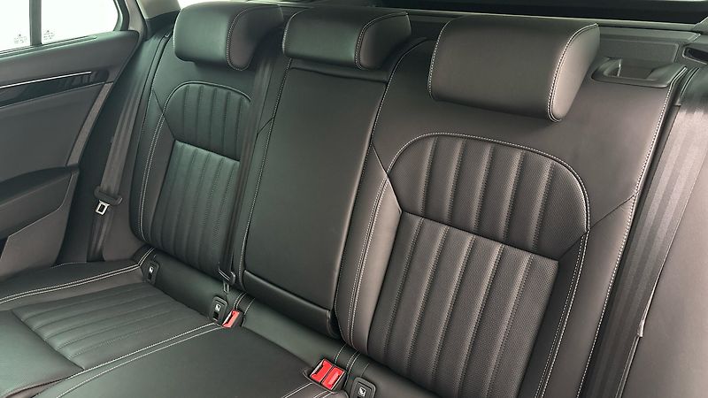 Škoda Superb 2.0 TDI DSG L&K Combi - fotka 16 z 34