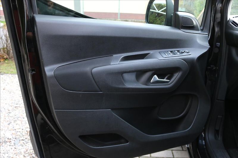 Opel Combo 1,2 LIFE,81KW,87000 Km - fotka 11 z 47