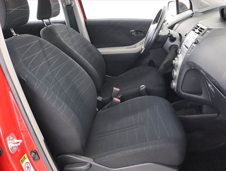 Toyota Yaris (2007) 1.3 VVT-i, Automat - fotka 9 z 19
