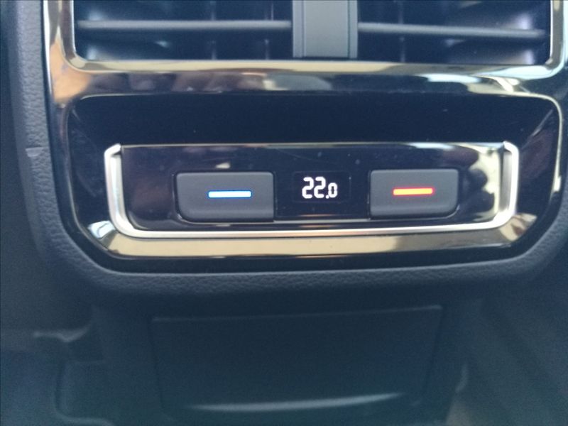 Volkswagen Passat 2,0 TDI DSG - fotka 17 z 24