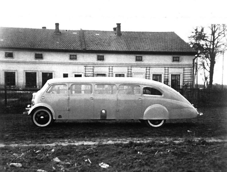 Unikátní automobil byl pracovnou, konferenční místností i ložnicí v jednom