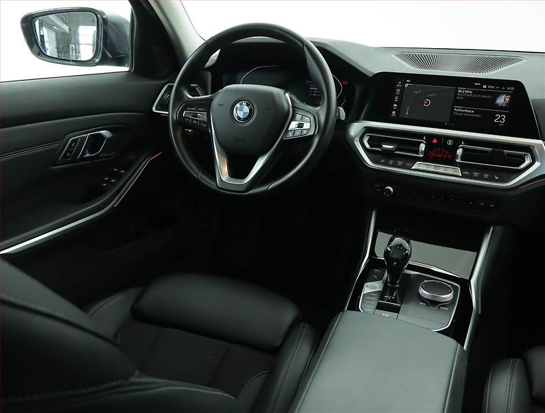 BMW Řada 3 (2020) 320 d - fotka 7 z 16