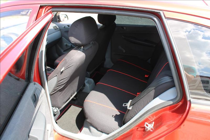 Škoda Fabia 1,4 i  STK 4/2028, 94.770 km - fotka 11 z 18