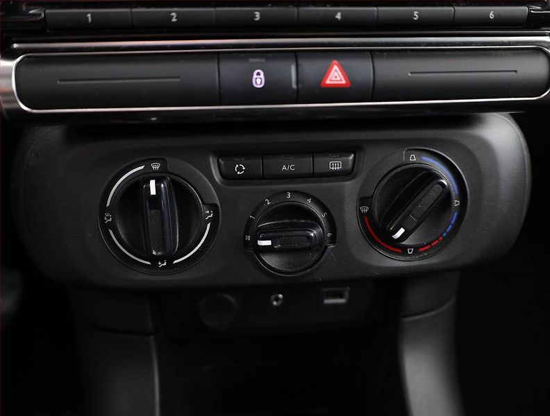 Citroën C3 (2018) 1.2 PureTech, Tempomat - fotka 11 z 16