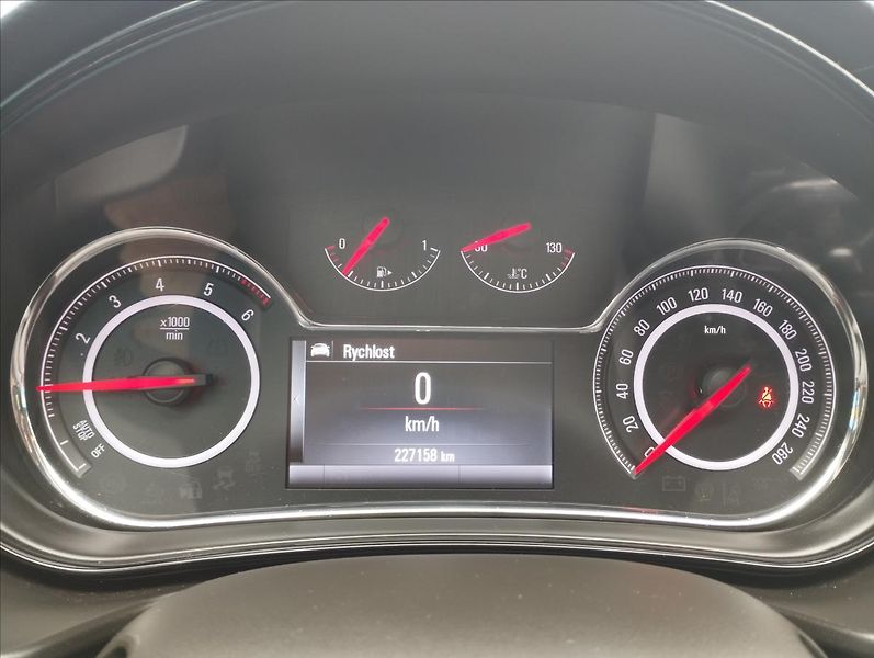 Opel Insignia 2,0 CDTi 88KW - fotka 11 z 17