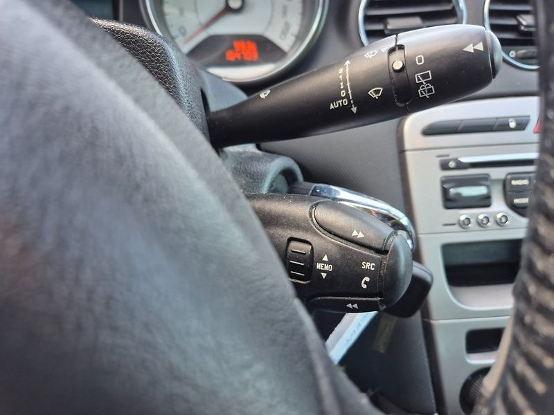 Peugeot 308 (2013) 1.6HDi Xenony , TZ , Nová STK - fotka 26 z 32