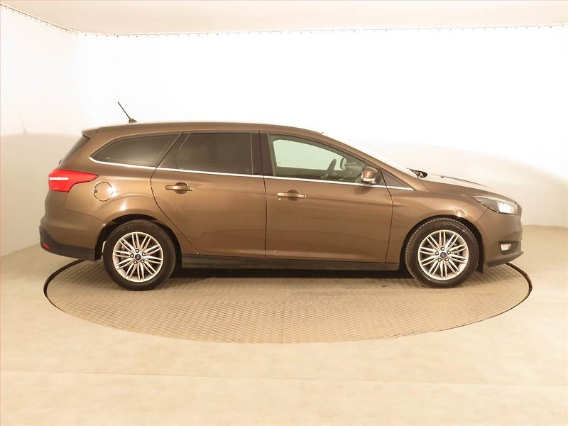Ford Focus (2017) 1.0 EcoBoost, Tempomat - fotka 6 z 15