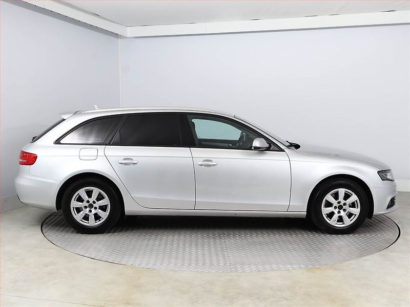 Audi A4 (2012) 2.0 TDI, Xenony, Tempomat - fotka 6 z 16