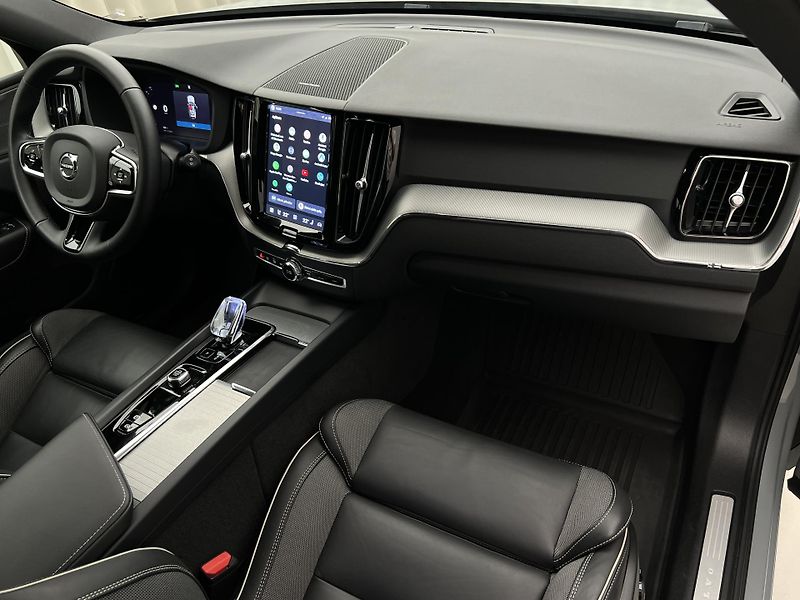 Volvo XC60 B4 AWD DARK PLUS CZ 1. maj. - fotka 23 z 45