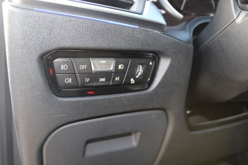 BMW Řada 3 (2019) 320d KŮŽE LED AUTOMAT TEMPOMAT - fotka 20 z 26
