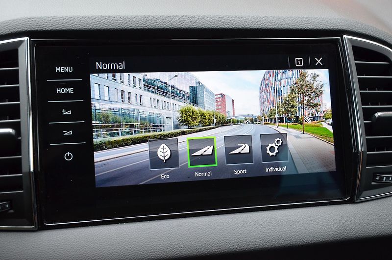 Škoda Karoq (2018) 1.6 TDi 85kW DSG STYLE /CANTON - fotka 29 z 41