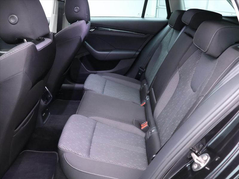 Škoda Octavia 2,0 TDI DSG Navi LED ACC DPH - fotka 14 z 38
