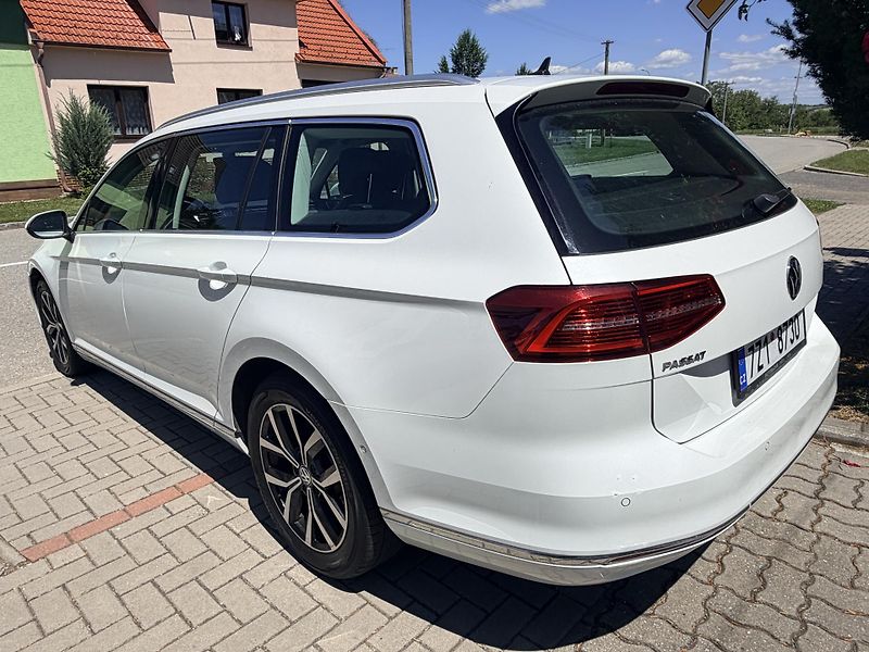 Volkswagen Passat 2.0TDI 110KW HIGHLINE DSG LED - fotka 3 z 46
