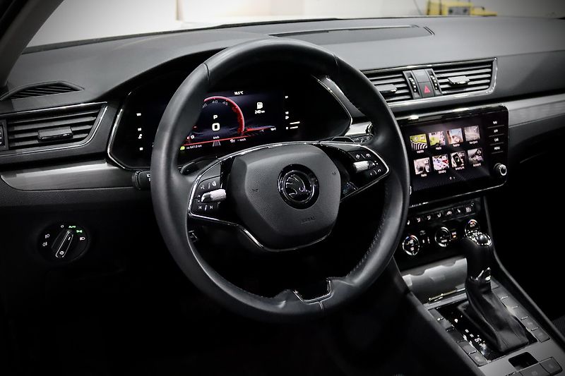 Škoda Superb 3 FL Combi 2.0 TDI 110 kW DSG - fotka 13 z 48