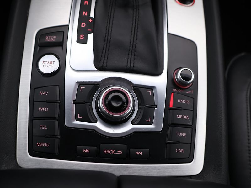 Audi Q7 3,0 TDI 150kW S-line CZ DPH - fotka 25 z 33