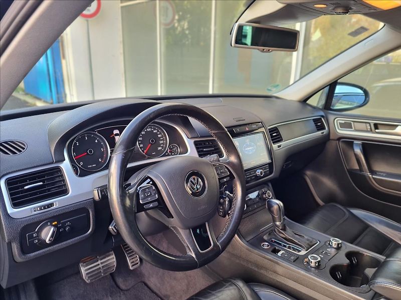 Volkswagen Touareg 4.2TDi*EXCLUSIVE*TAŽNÉ*KAM - fotka 27 z 45