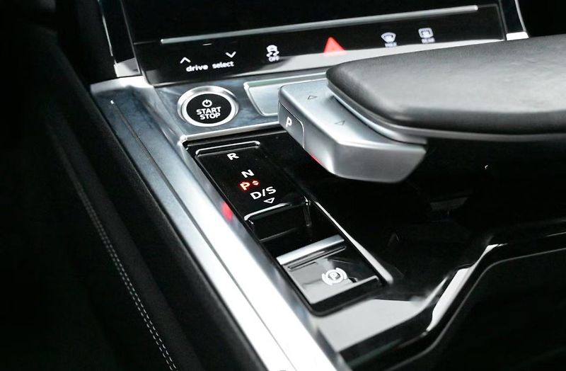 Audi Q8 e-tron 55 Q S-Line SoH 94% 360k Pano  - fotka 20 z 24