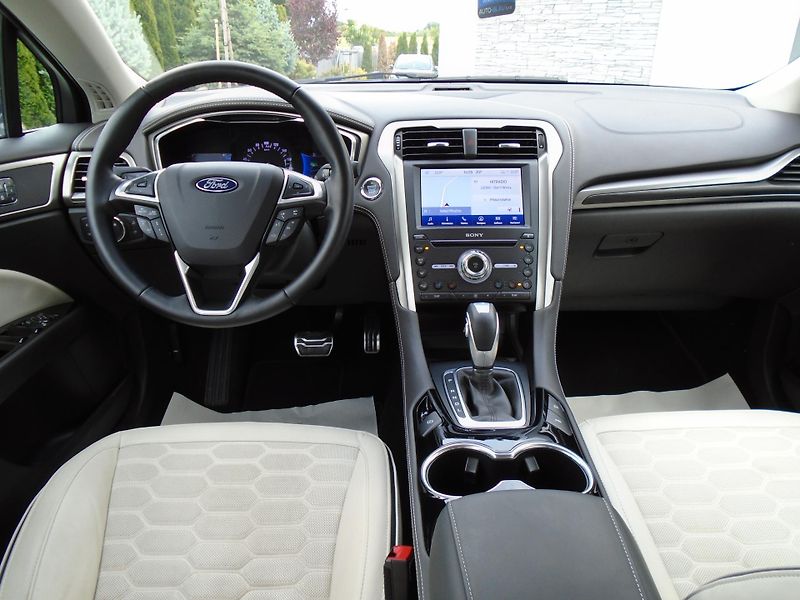 Ford Mondeo 2.0HYBRID 187PS VIGNALE ecvT - fotka 14 z 41