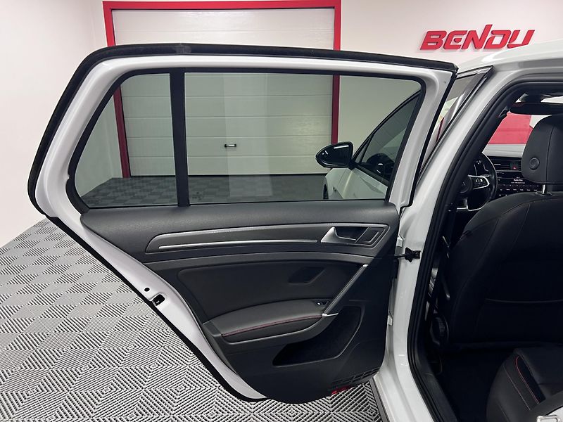 Volkswagen Golf GTI TCR, 2.0 TSI 213 kW - fotka 16 z 46