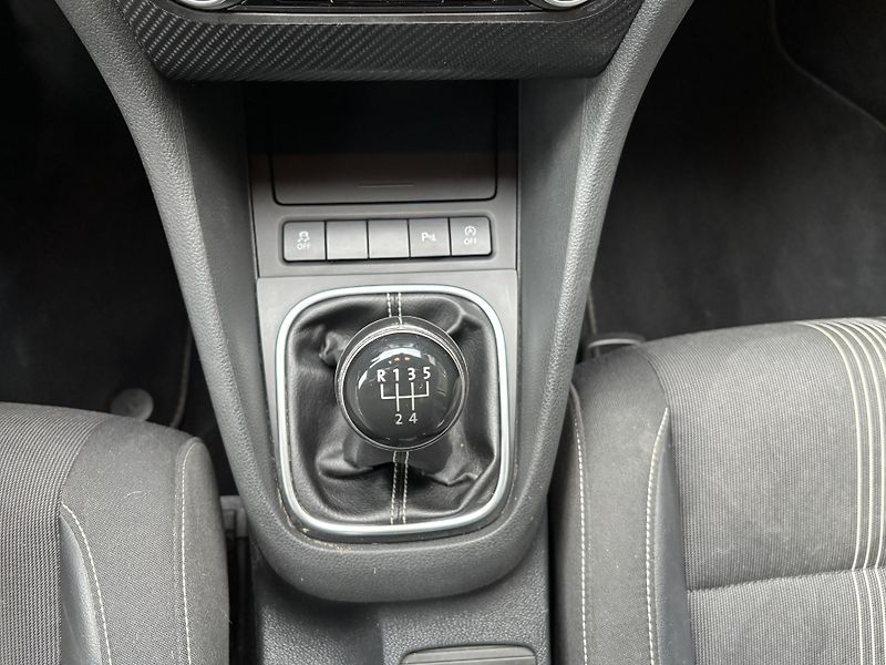 Volkswagen Golf (2013) 1.6 TDI 77kw Manuál - fotka 17 z 19