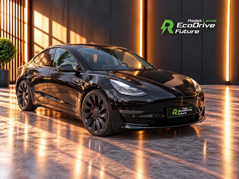 Tesla Model 3 (2021) Performance Dual Motor AWD - fotka 1 z 9