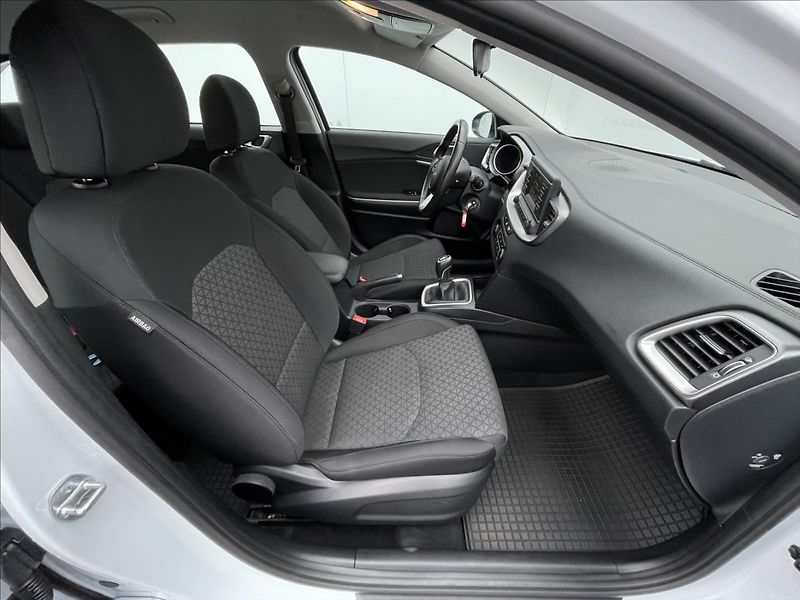 Kia Ceed 1,0 T-GDI SW Fresh PDC+AC - fotka 17 z 21