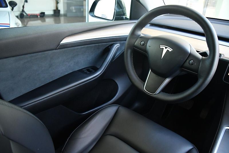 Tesla Model Y LONG RANGE DUAL MOTOR  - fotka 22 z 46