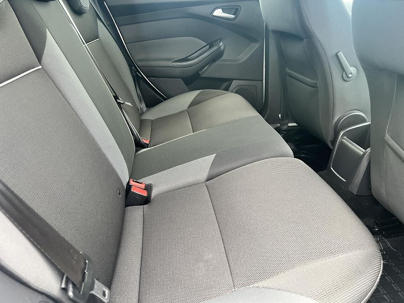 Ford Focus 1.6i KLIMATIZACE NAVI ALU KOLA - fotka 30 z 42