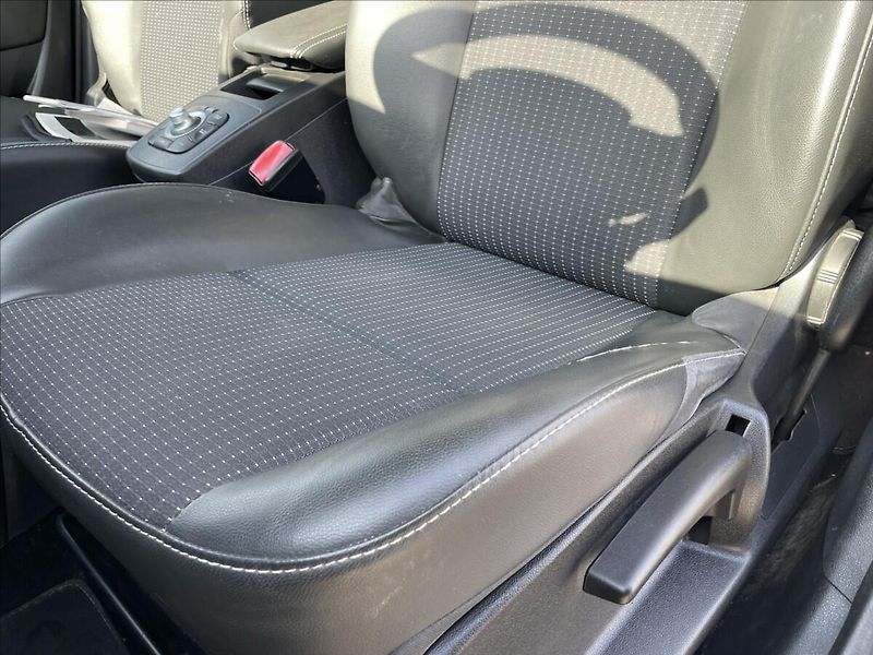 Renault Grand Scénic 1,2 TCe 97kw BOSE, GPS, odp. D - fotka 18 z 37