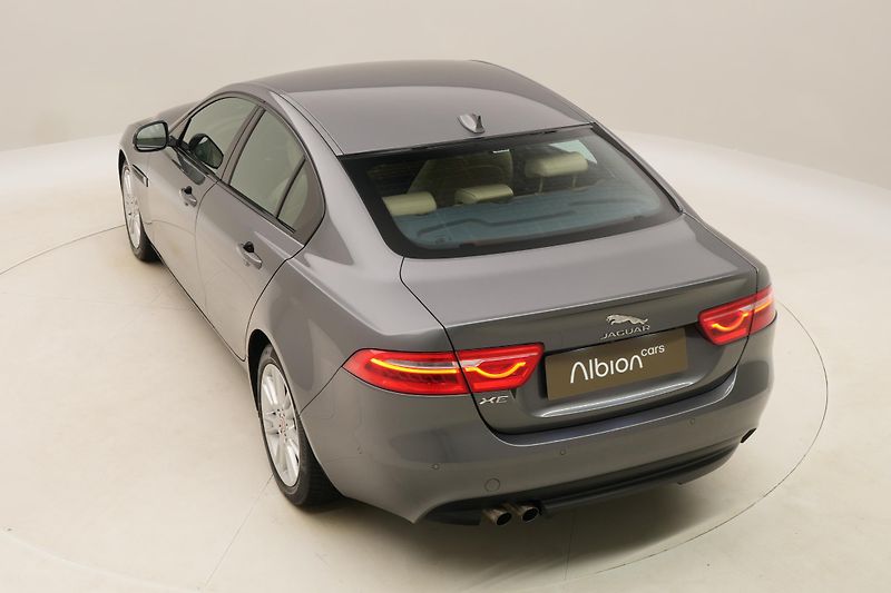 Jaguar XE 2.0D 132kW PURE AUT  - fotka 17 z 40