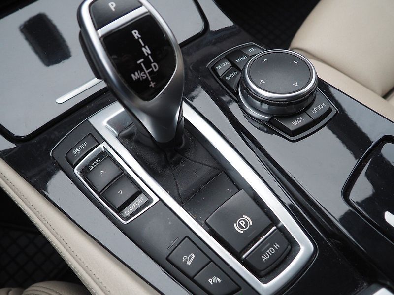 BMW Řada 5 (2014) 3.0D xDrive, Headup display - fotka 34 z 37