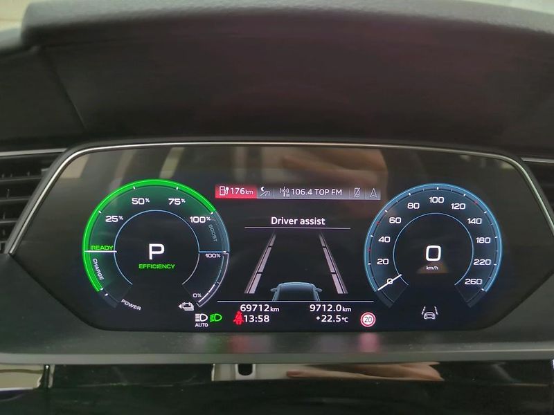 Audi e-tron SPORTBACK 300kw SOH 97% - fotka 10 z 12