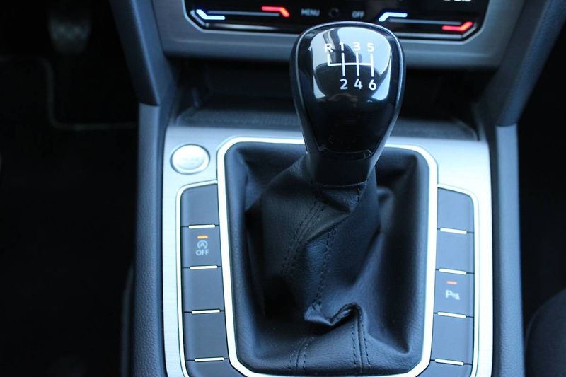 Volkswagen Passat (2022) 2.0 TDI 110kW manuál tažné - fotka 35 z 35