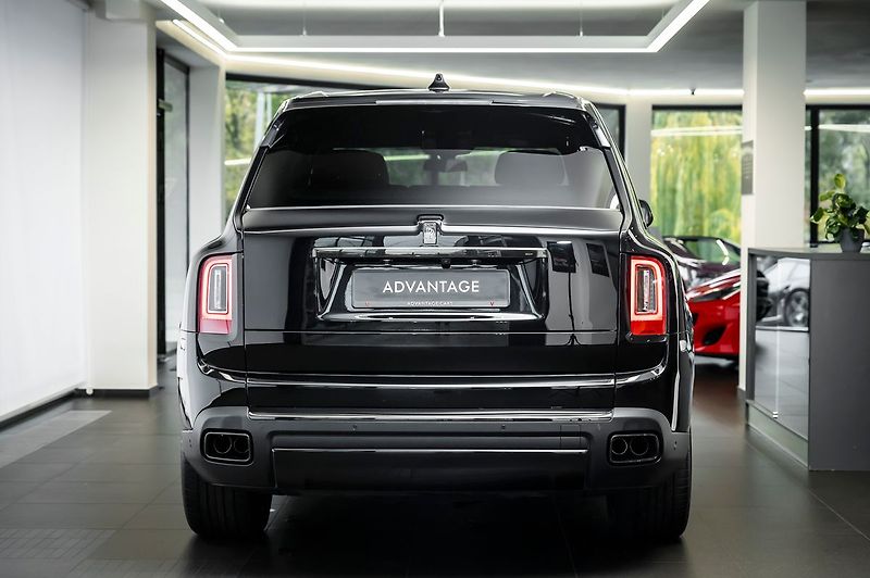 Rolls-Royce Cullinan Black Badge - fotka 3 z 25