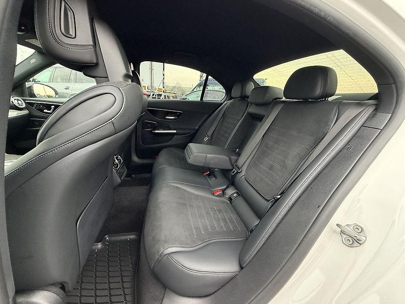 Mercedes-Benz Třídy C 220 d 4MATIC - fotka 14 z 35