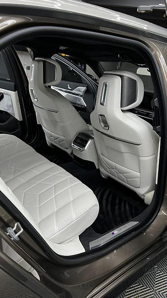 BMW Řada 7 (2023) M760e xDrive Individual, 420 k - fotka 8 z 18