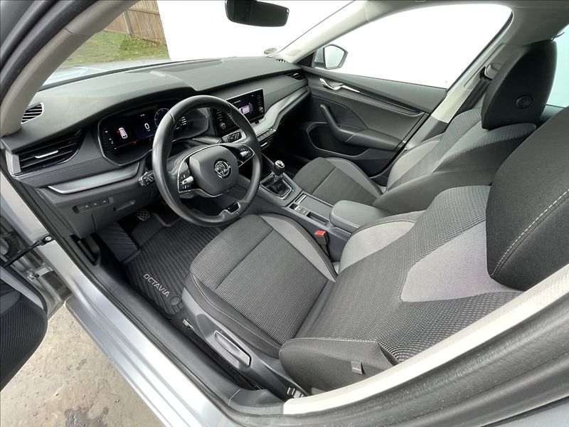 Škoda Octavia 2,0 TDI Combi Ambition Plus - fotka 5 z 23
