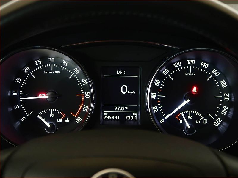 Škoda Superb (2012) 1.6 TDI, Navi, Tempomat - fotka 11 z 15