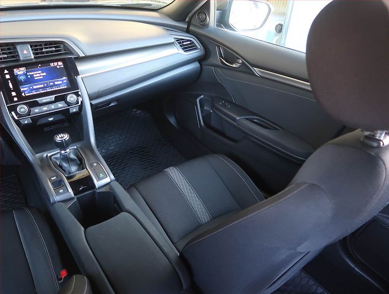 Honda Civic (2019) Elegance 1.0 VTEC Turbo - fotka 8 z 18