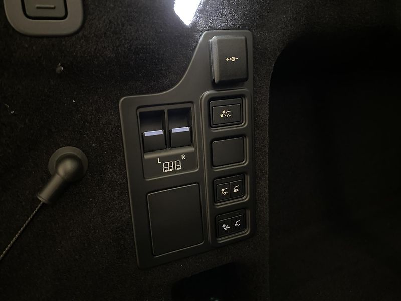 Land Rover Discovery D350 DYNAMIC HSE AWD AUT - fotka 66 z 67