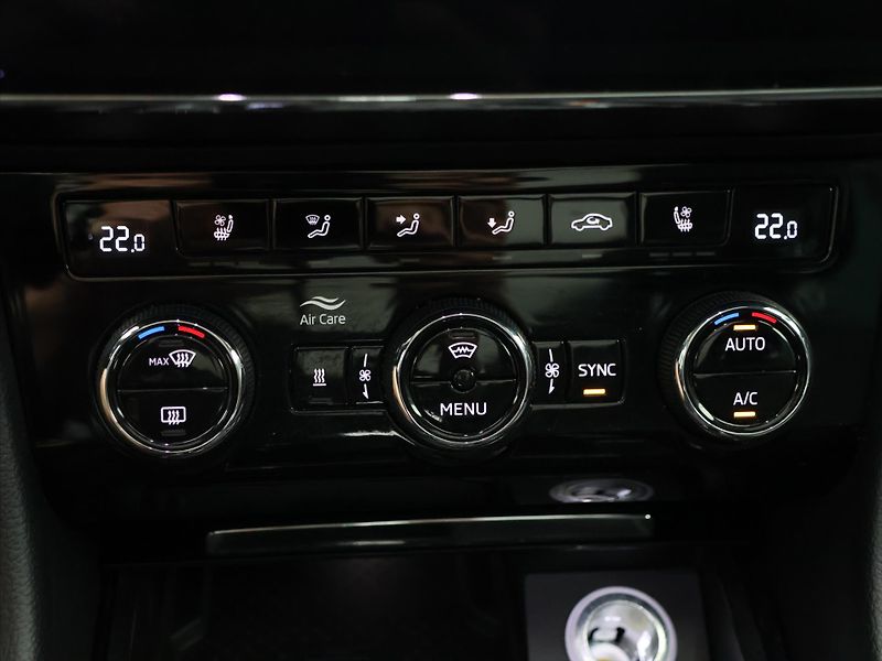 Škoda Superb 2,0 TDI 140kW DSG 4x4 CZ L&K - fotka 27 z 34